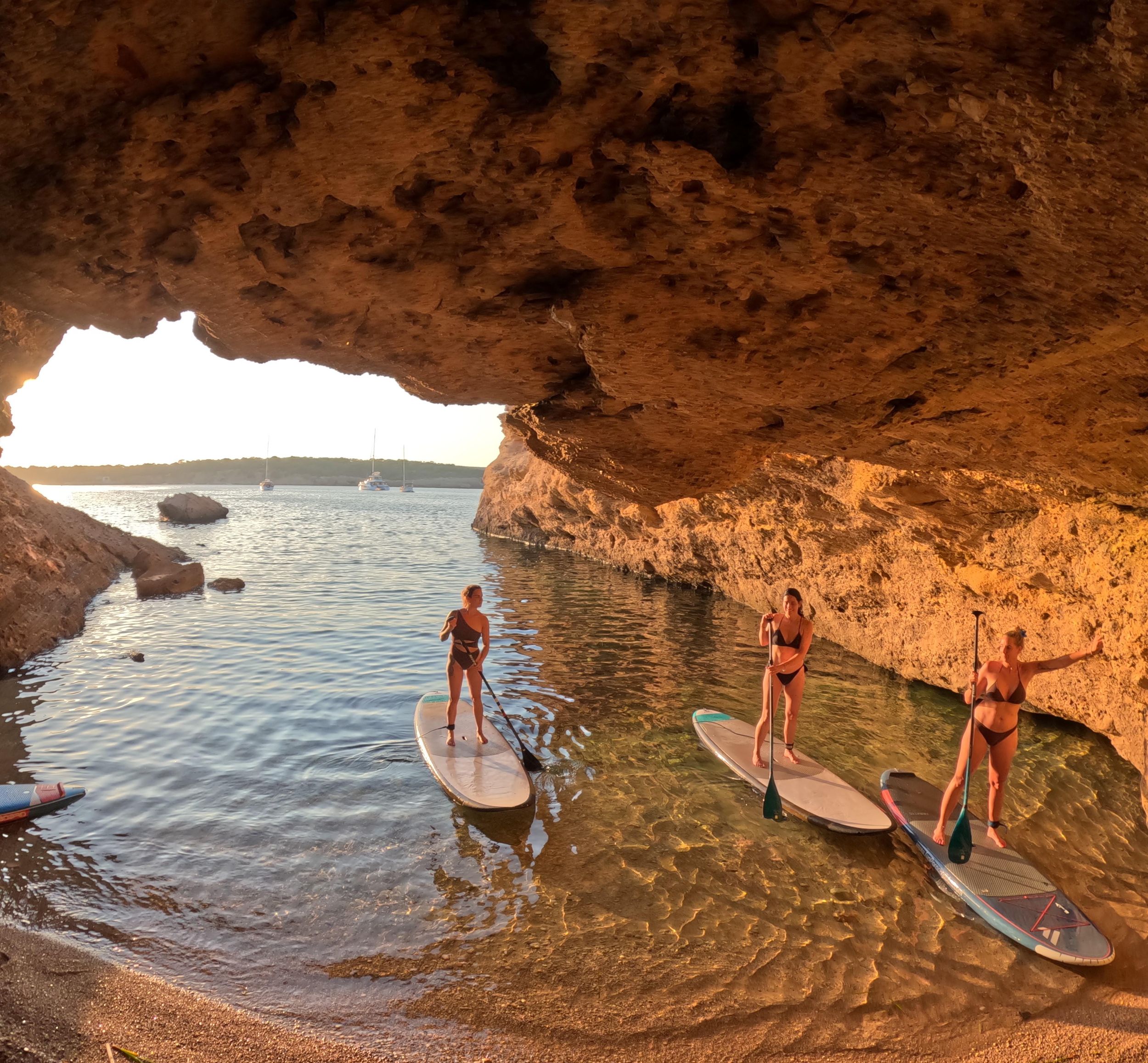 Ibiza: SUP & Schnorchel-Bootstour mit Höhlen, Getränken und Fotos
