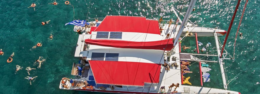 Santorin : Croisière commentée en catamaran, visite de vignobles et coucher de soleil à Oia