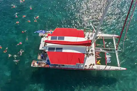 Santorin : Croisière commentée en catamaran, visite de vignobles et coucher de soleil à Oia