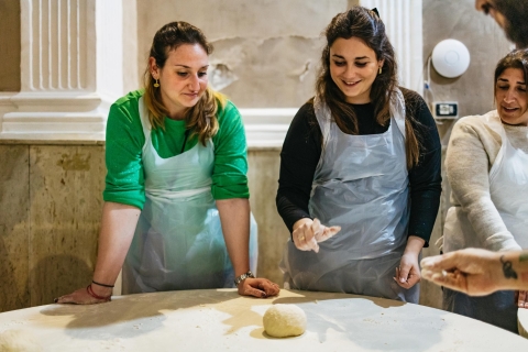 Neapel: Authentischer italienischer Pizza-Backworkshop mit GetränkenAuthentischer Pizzakurs, Teig, Vorspeise und Getränk