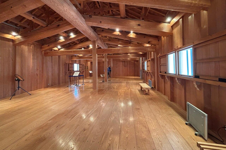 Discover Kanazawa: Market, Castle & Garden walk with a Local