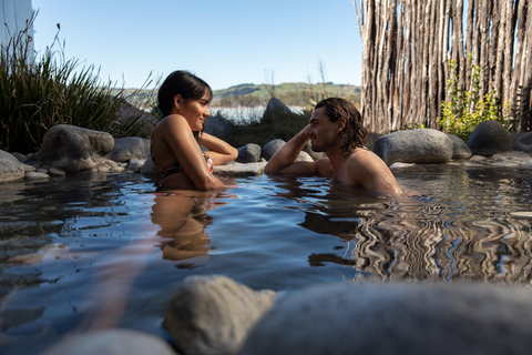 Rotorua: Private Pools mit Seeblick erleben