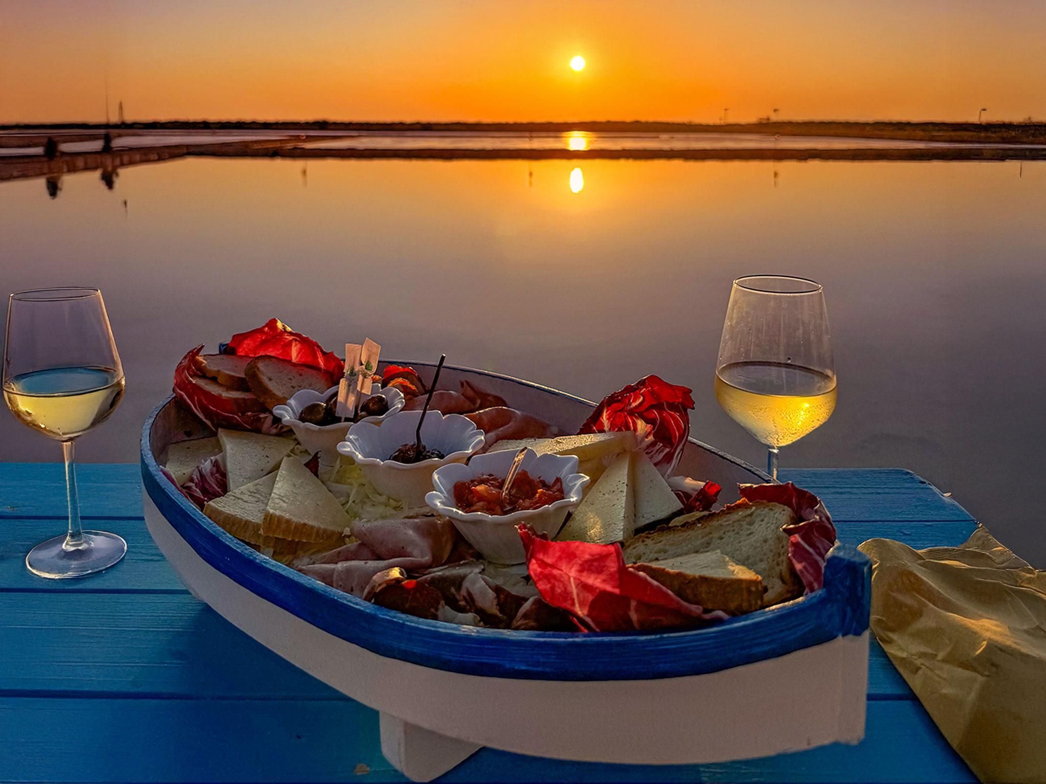 Aperitif bei Sonnenuntergang in den Salinen Genna von Marsala