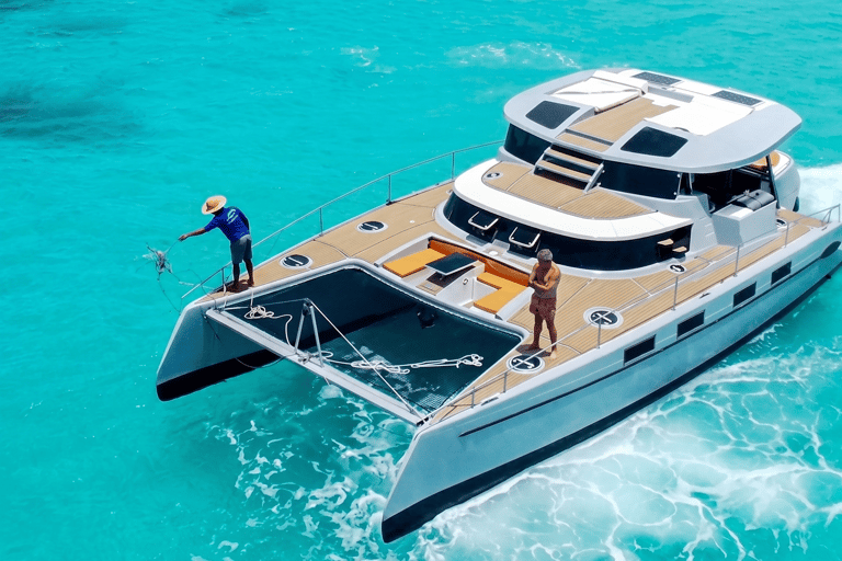 La Romana: Saona Island Private Catamaran Tour with Lunch