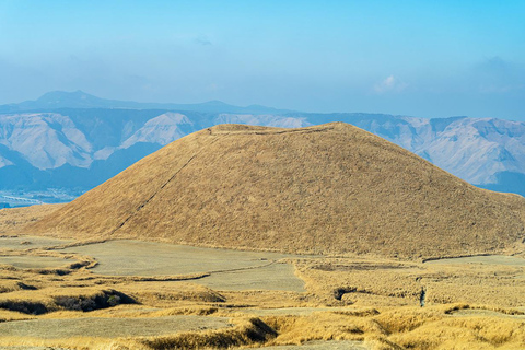 Vulcano Aso di Kyushu, treno panoramico di Aso Boy, tour di un giorno delle sorgenti termali11:00: prelievo al Castello di Kumamoto