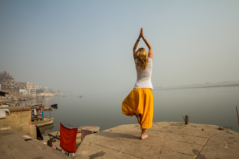 Varanasi: promenade guidée en bateau le matin avec yogaOption standard