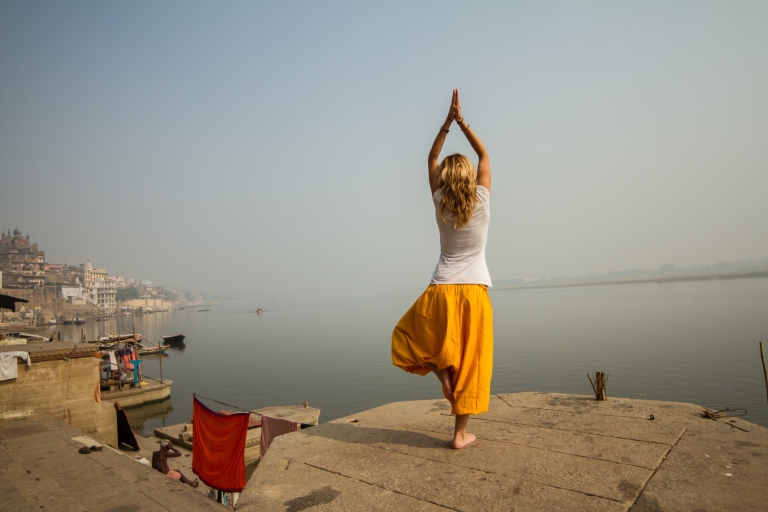 Varanasi: paseo en barco guiado por la mañana con yogaOpción estándar