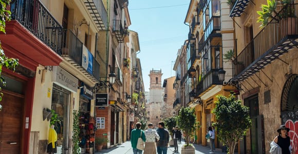Valencia: Guided Old Town Tour & Oldest Cellar Wine Tasting