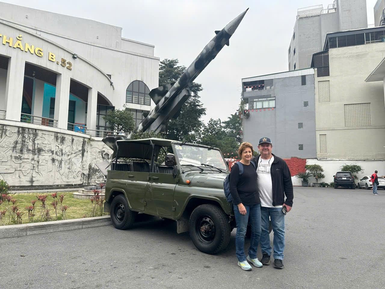 Hanoi: Halbtägige Jeep-Tour – Stadt oder Land & lokale Speisen