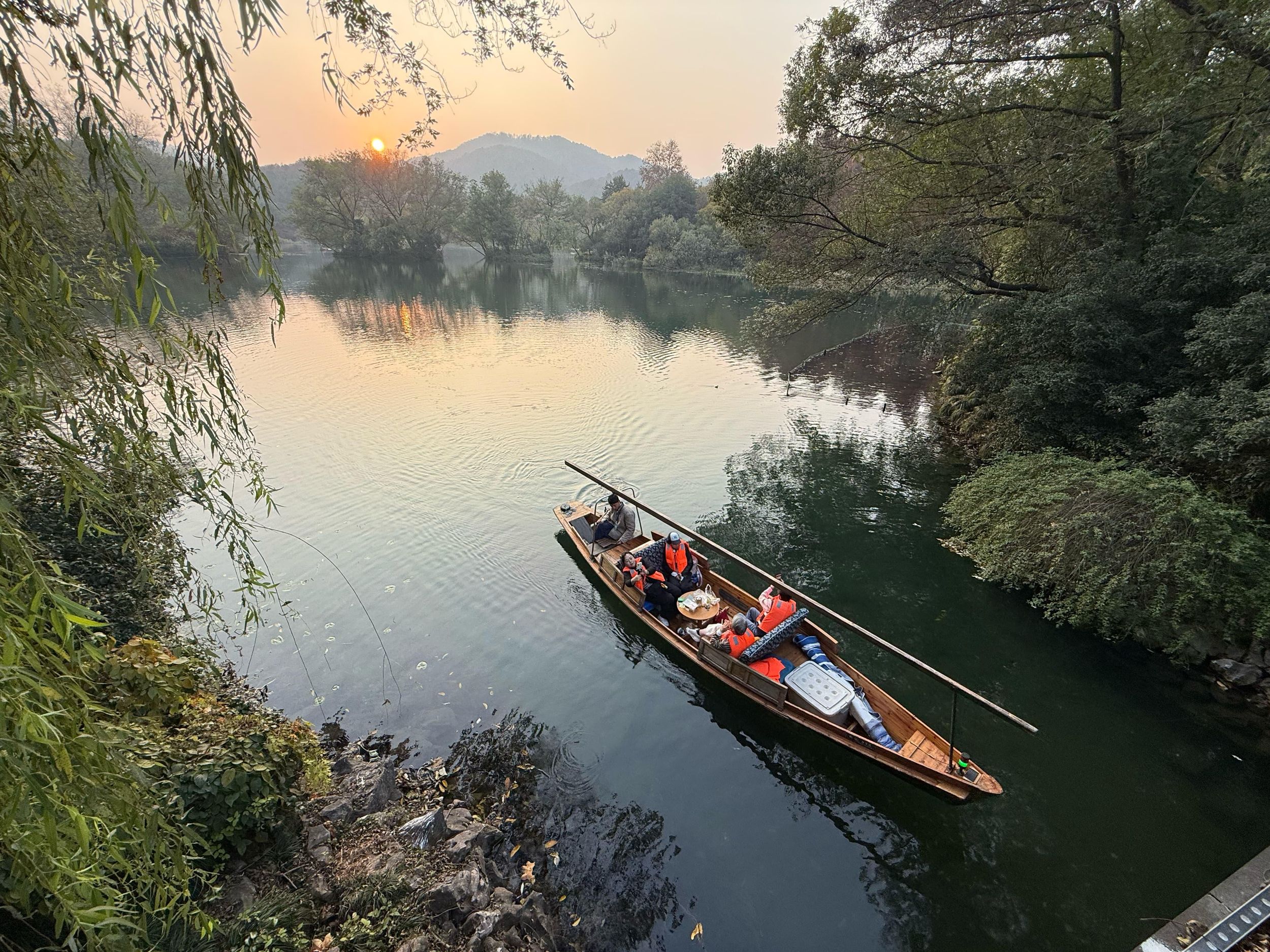 Hangzhou im Sommer: Bootsfahrt auf dem Westsee, Tee, Massage & Museum