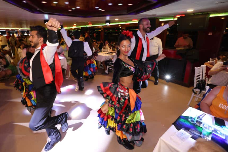 Istanbul: oudejaarsavond rondvaart &amp; diner op Bosporus2026Privétafel met diner en drankjes - trefpunt