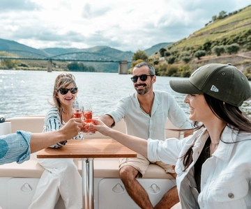 Pinhao: Douro River Electric Boat - Wine Tasting Included