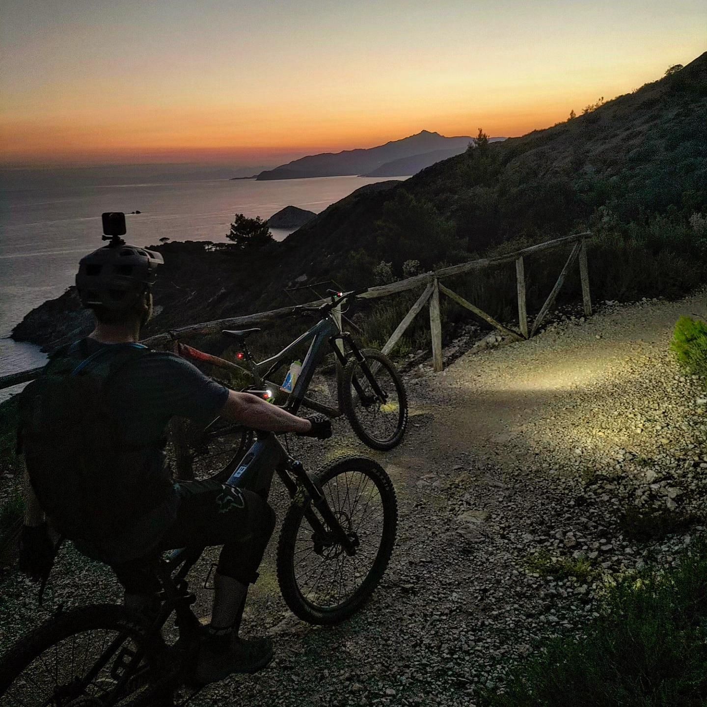 Nachttour mit dem E-Bike durch Capoliveri und ein musikalisches Stranderlebnis