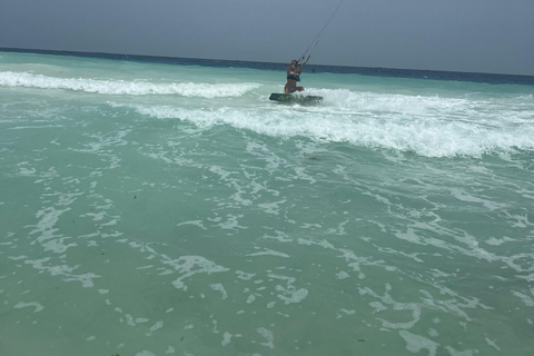 KiteSurf: Prywatne lekcje przed Mnemba, Zanzibar - początkujący/średnio zaawansowaniKitesurfing: prywatne lekcje przed Mnembą, Zanzibar – poziom początkujący/średnio zaawa