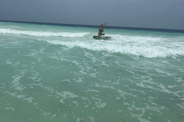 KiteSurf: Prywatne lekcje przed Mnemba, Zanzibar - początkujący/średnio zaawansowaniKitesurfing: prywatne lekcje przed Mnembą, Zanzibar – poziom początkujący/średnio zaawa