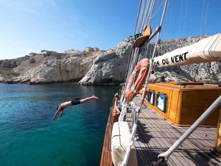 Marsiglia: Escursione in barca a vela alle Calanques con pranzo e vino