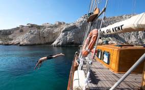 Marseille: Calanques Sailing Day Trip with Lunch and Wine