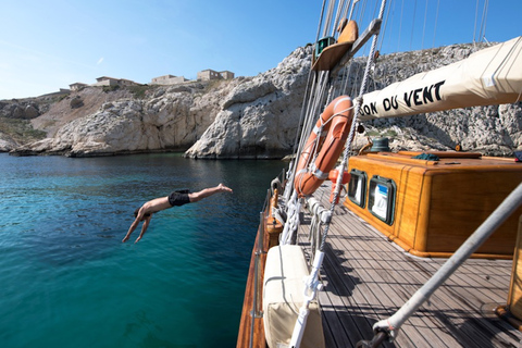 Marseille : Excursion à la voile dans les Calanques avec déjeuner et vinMarseille : excursion dans les calanques avec déjeuner et vin