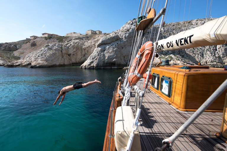 Marseille : Excursion à la voile dans les Calanques avec déjeuner et vinMarseille : excursion dans les calanques avec déjeuner et vin