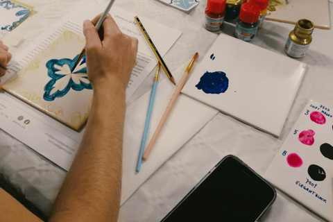 Porto: Workshop de pintura de azulejos com taça de vinho do Porto