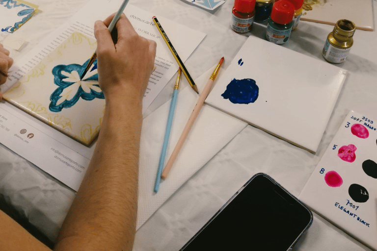 Porto: Workshop de pintura de azulejos com taça de vinho do Porto