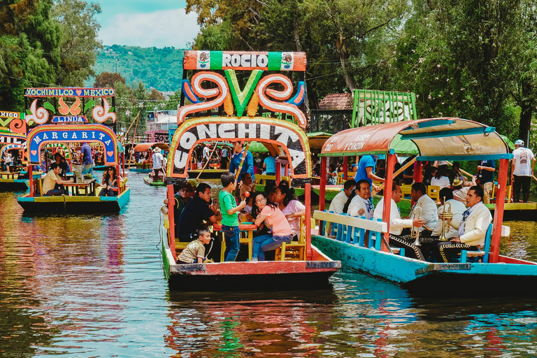 La Llorona Xochimilco : Spectacle, légendes et visite des trajinerasPetit groupe