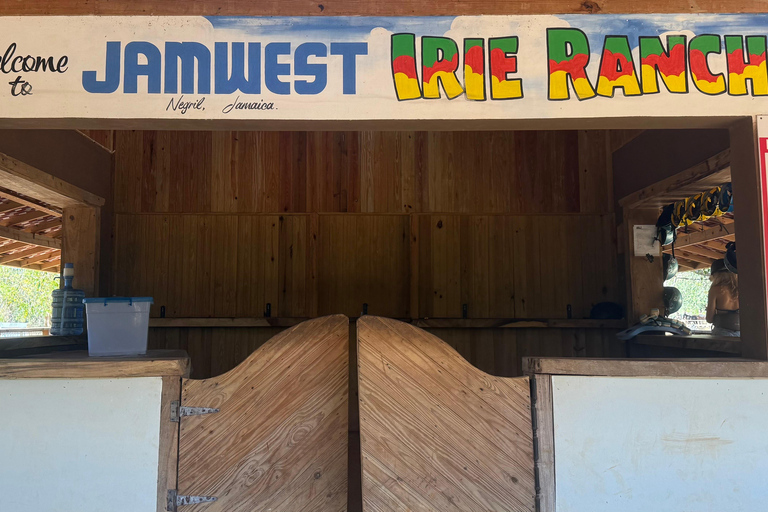 牙买加：骑马探秘与日落双体船巡游牙买加：骑马体验与日落双体船巡游