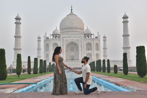 Depuis Delhi : Taj Mahal Sunrise et Agra Day Tour en voitureGuide en chair et en os + voiture AC