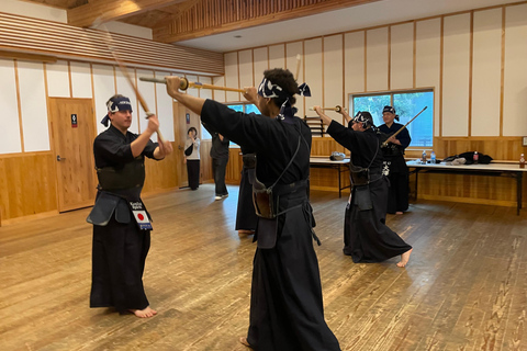 Tokyo: Japanese Kendo Experience with High-Ranked Instructor Let's experience kendo, a traditional Japanese martial art!