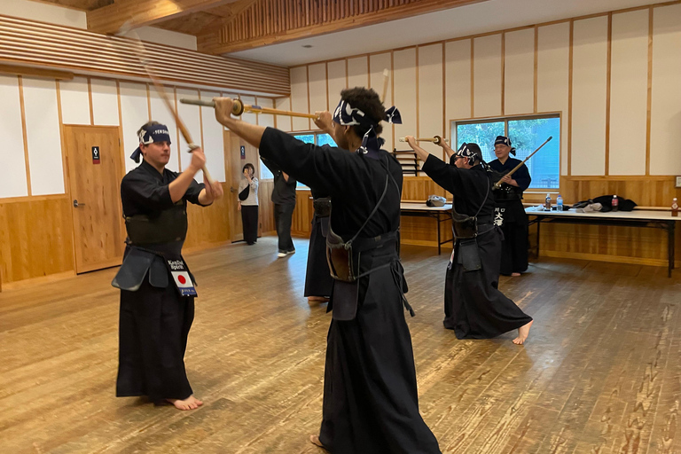 Tokyo: Japanese Kendo Experience with High-Ranked Instructor Let's experience kendo, a traditional Japanese martial art!