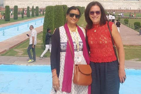 Depuis Delhi : visite du Taj Mahal avec guide fémininExcursion avec un guide touristique local féminin bien informé.