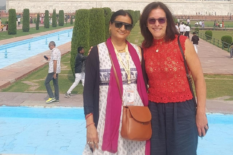 Depuis Delhi : visite du Taj Mahal avec guide fémininExcursion avec un guide touristique local féminin bien informé.
