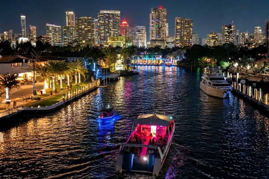 Fort Lauderdale: Bootsfahrt bei Sonnenuntergang mit Weihnachtslichtern an den Villen. Foto: GetYourGuide Fort Lauderdale: Bootsfahrt bei Sonnenuntergang mit Weihnachtslichtern an den Villen. Foto: GetYourGuide
