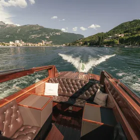 Lecco: Gemeinsame Bootstour bei Sonnenuntergang mit einem Prosecco-Aperitif