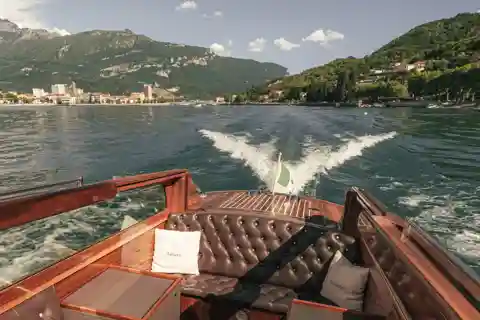 Lecco: Tour condiviso in barca al tramonto con aperitivo a base di Prosecco