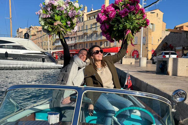 Saint-Tropez: Tour privato in barca classica RIVATour privato di 1 ora in barca classica RIVA