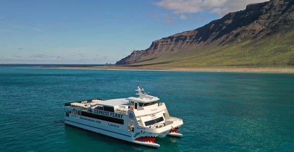 Lanzarote: Ferry to La Graciosa with Wi-Fi (free parking)
