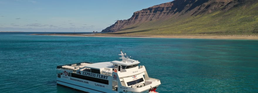 Lanzarote : Ferry vers La Graciosa avec Wi-Fi (parking gratuit)