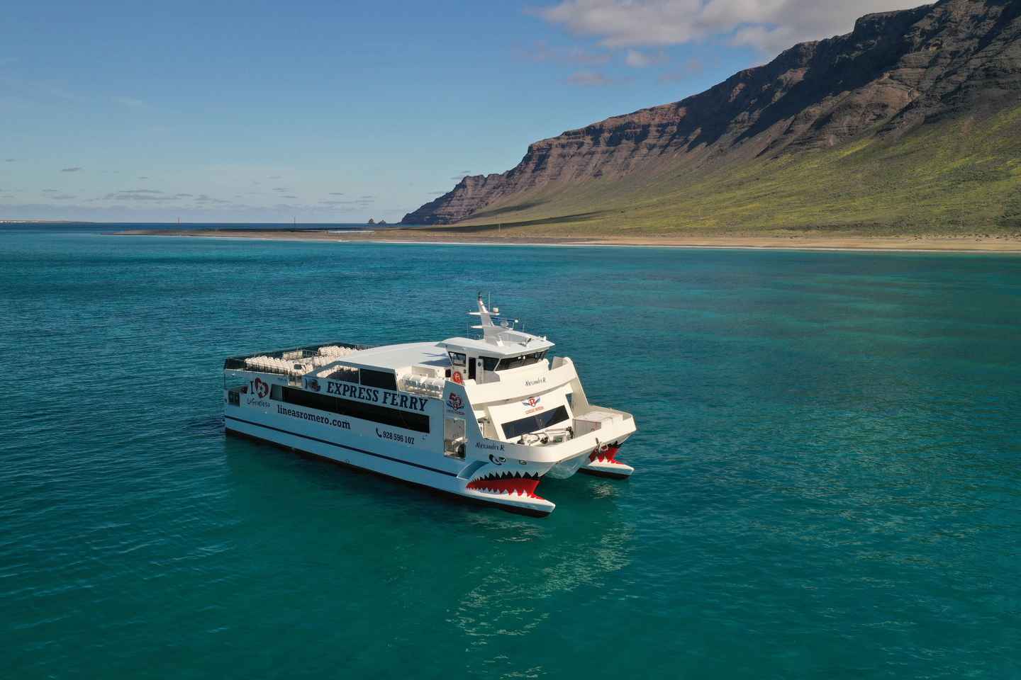 Lanzarote: Ferry to La Graciosa with Wi-Fi (free parking)