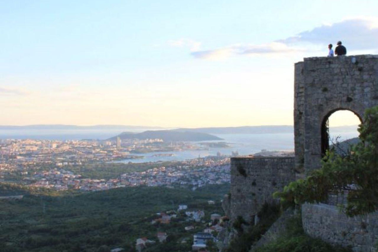 Split: Visita panorámica de la ciudad al atardecer en KlisExcursión nocturna al atardecer en Klis