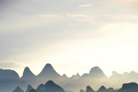 Yangshuo dévoilée : vue sur le karst, dérive en bambou et coucher de soleil en trainGuide pour les autres langues