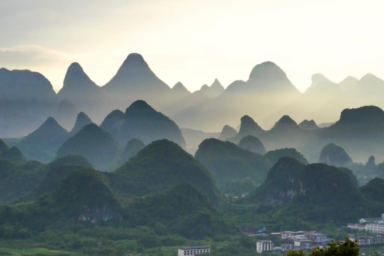 Yangshuo dévoilée : vue sur le karst, dérive en bambou et coucher de soleil en trainGuide pour les autres langues