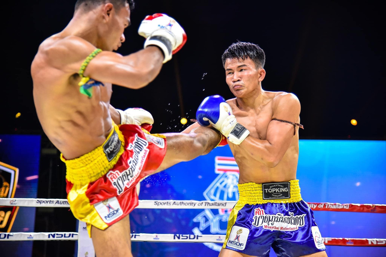 Phuket: Patong Boksstadion Muay Thai Wedstrijd TicketPlaats aan de ring met T-shirt