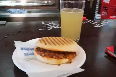 Visita Sevilha: Tour de tapas com vinho e bebidas no terraço