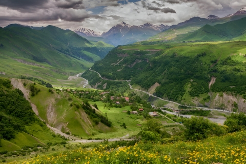 "Búsqueda de la cima: Aventura de Tiflis a Kazbegi"