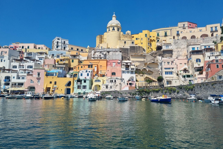 Procida : Excursion en bateau privé avec vue sur la mer et plongée en apnéeProcida Vue sur la mer
