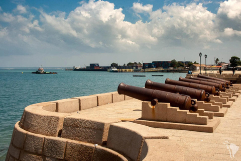 Visite citadine de Zanzibar et banc de sable de Nakupenda avec barbecueVeuillez vous rendre au lieu de rendez-vous (ancien fort de Zanzibar)