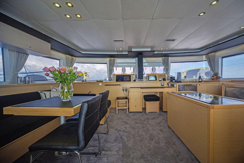 Mykonos: Prywatna wycieczka katamaranem o poranku lub o zachodzie słońca