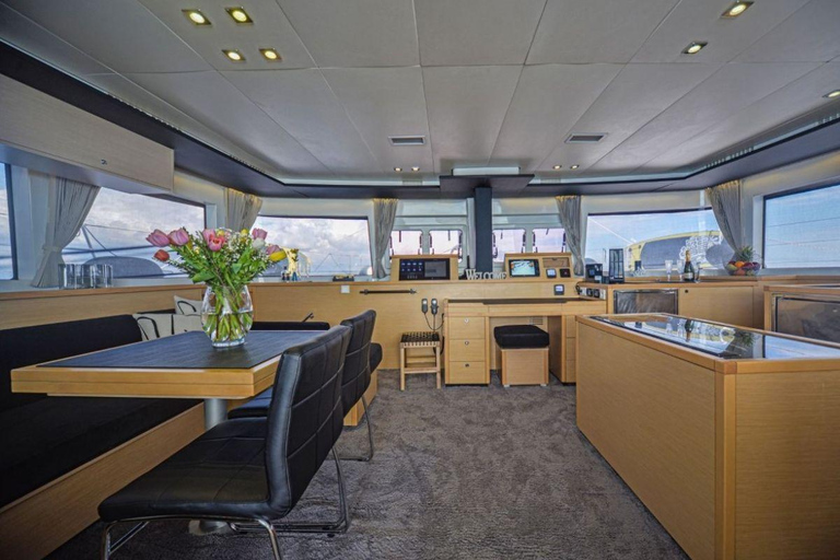 Mykonos: Prywatna wycieczka katamaranem o poranku lub o zachodzie słońca