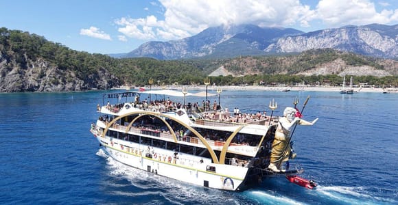 Antalya/Belek/Kemer: Deluxe Party Boat Tour with Lunch